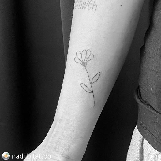 Blume von @nadi.b.tattoo
 • • • • •
 FLOWER  | #handpoked 
 beside fernweh* and ...