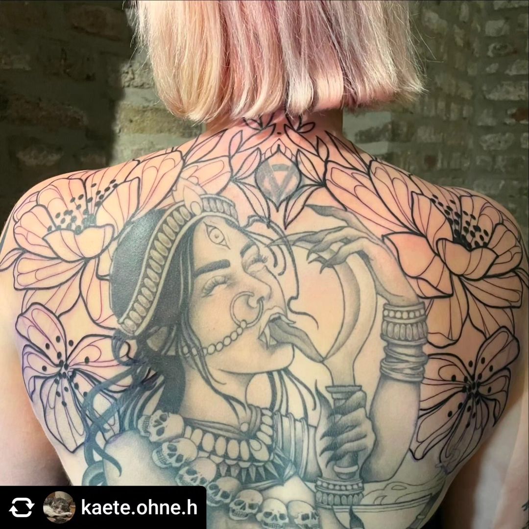 Backpiece von @kaete.ohne.h  Blumen 
 •
 #inked #inkedgirls #ink #tattoos #tatto...