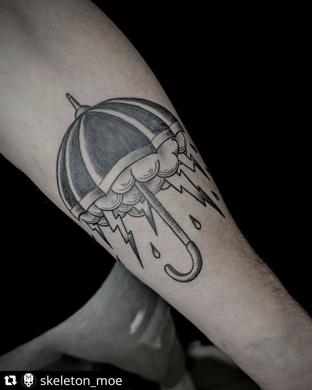 Regenschirm von @skeleton_moe
• • • • • •
Umbrella for homey @davmey #tattoo #ta